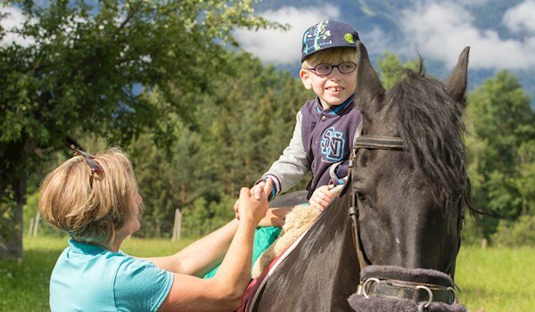 Pferde therapieren Kinder