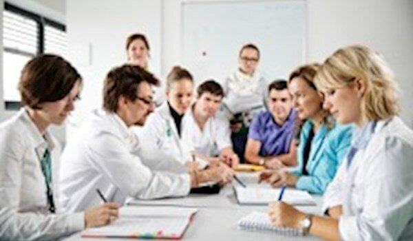 Medizin-StudentInnen lernen am Klinikum